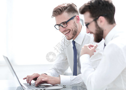 两名雇员用笔记本电脑工作经理生意成人团队协议微笑办公室职场同事合作图片