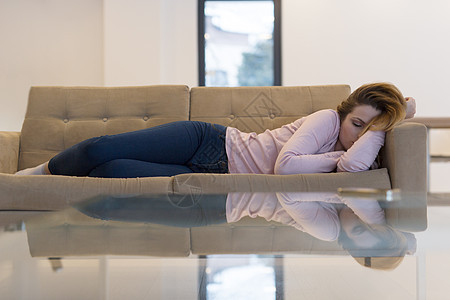 妇女睡在沙发上长椅午睡房子闲暇眼睛说谎睡眠女性女士水平图片