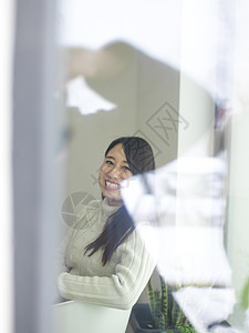 生活在家中的亚洲妇女地面咖啡女士饮料闲暇女孩快乐杯子窗户微笑图片