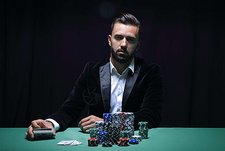 职业扑克玩家的肖像闲暇卡片财富赌注运气俱乐部优胜者桌子风险游戏图片