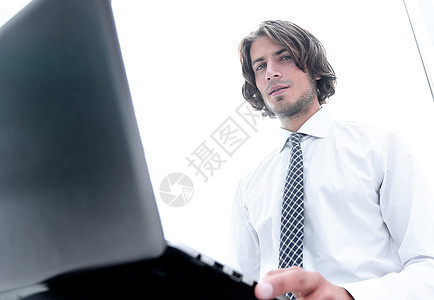 从事笔记本电脑工作的青年商务人士学生男人职业男性商业网络工作室公司办公室员工图片