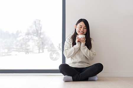 享受清晨咖啡的亚洲女人饮料幸福快乐微笑房间窗户女士成人女孩杯子图片