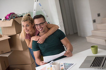 年轻夫妇搬进新家妻子公寓财产纸板包装幸福女性丈夫成人快乐图片