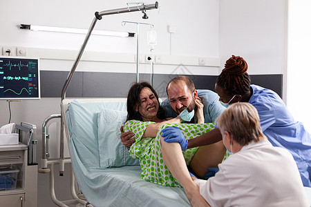 在医院病房分娩的年轻女婴 孕妇父亲医生腹部母性产妇夫妻送货女性产科成人图片