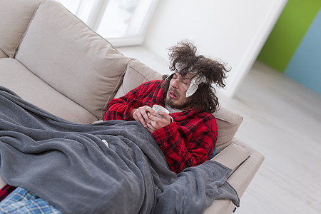 患有流感和发烧的年轻人症状保健病人感染温度过敏康复治疗温度计成人图片