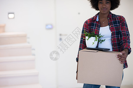 黑女孩搬进新公寓微笑财产活动开箱女士盒子幸福搬迁包装运输图片