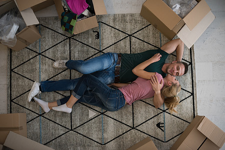 吸引有吸引力的年轻夫妇的最顶端视图纸盒包装夫妻家庭纸板公寓盒子幸福男朋友搬迁图片