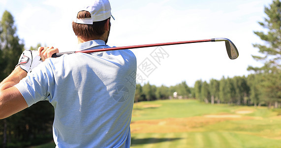 体育青年在高尔夫俱乐部打高尔夫球活动行动假期娱乐竞赛冠军眼镜玩家男人男性图片