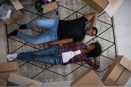 吸引有吸引力的非裔年轻美裔夫妇最佳景色纸板搬迁男性包装男朋友夫妻成人微笑说谎纸盒图片