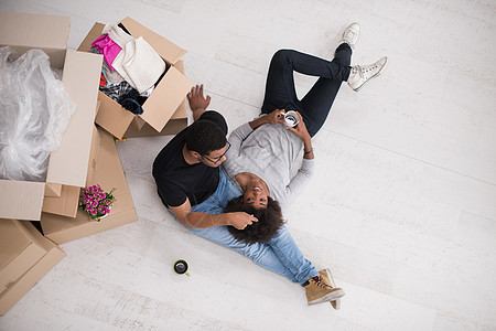 非裔美国人夫妇在新房子里放松开箱女性搬迁男人微笑女士幸福丈夫盒子纸盒图片