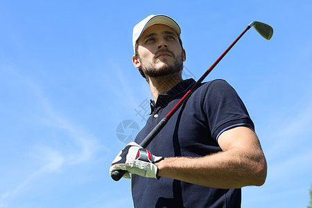 体育青年在高尔夫俱乐部打高尔夫球男性玩家课程球道娱乐行动冠军眼镜假期运动图片