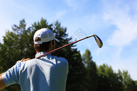 体育青年在高尔夫俱乐部打高尔夫球眼镜俱乐部游戏娱乐玩家冠军球座竞赛课程男性图片