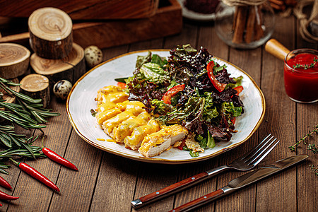 热沙拉加鸡肉和咖喱酱食物美食青菜美味盘子营养餐厅午餐背景图片