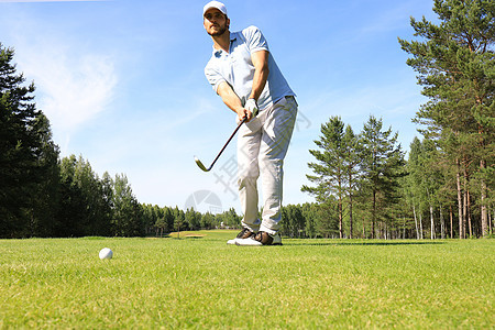 体育青年在高尔夫俱乐部打高尔夫球帽子太阳玩家挑战成人乐趣假期球座娱乐活动图片