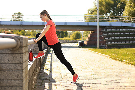 穿着运动服的年轻美女在户外站着时穿伸展式运动服慢跑者跑步运动员运动成人晴天公园赛跑者女性减肥图片