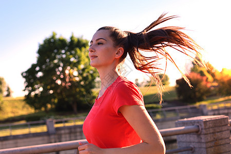 穿着运动服在户外锻炼时跑的年轻漂亮女子训练竞技人士职业跳跃肌肉女性身体护理挑战图片