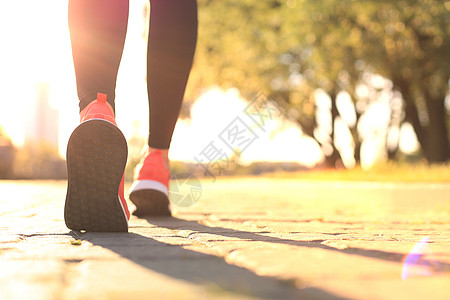 跑步者脚踏在路上 紧贴鞋底 日落或日出时户外运动女性跑步耐力女士身体训练闲暇速度娱乐图片
