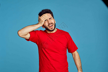 男性穿红色T恤男子的健康问题 情绪症状蓝色背景按摩衬衫成人男人压力耳炎肩膀耳朵耳痛插头图片