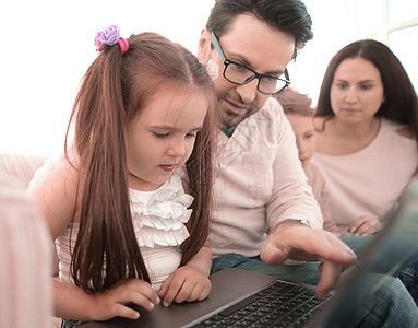 Dad教女儿使用笔记本电脑女性童年游戏互联网男性父母孩子女孩房子教导图片