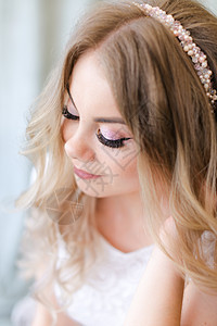 漂亮的新娘化妆品的肖像 黑色可爱的眼睫毛和三角形图片