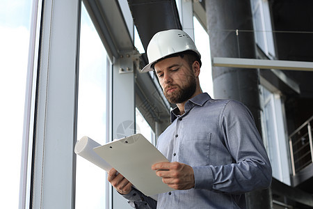 男子建筑师身着硬头巾 检查新大楼建筑学男性经理工人设计师男人工程师领带领导投资图片