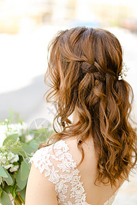 棕色卷发的背影是新娘留花用的图片