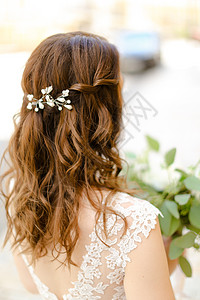 背面看棕色卷发的美景 对新娘保留鲜花是有好处的图片