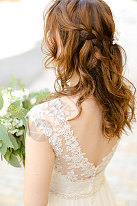 卷发的后视镜是新娘留鲜花用的图片