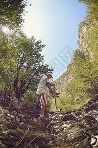 男远足者乐趣男性运动生活娱乐老年冒险保险退休森林图片
