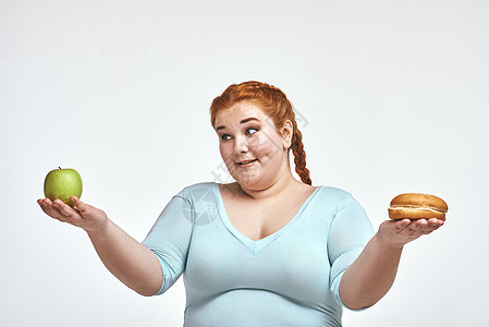 红发 胖胖女人 在苹果和三明治之间选择乐趣食物身体女性生活成人健身房肥胖动机运动图片