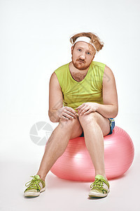 红发 胡胡子 大胖子坐在球上图片