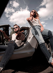 站在车旁的年轻夫妇 在汽车旁边图片