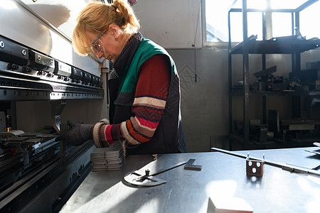 妇女在现代工厂工作 并准备购买CNC机器的军需品生产金属安全工程师商业人工智能工具电脑乐器硬件图片