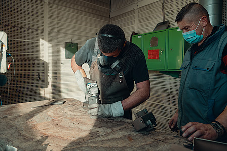 大流行期间的工业工作 两名男子在一家重金属工厂工作 由于冠状病毒大流行 他们脸上戴着口罩工程师金工技术手套旋转安全刀刃面具劳动机图片