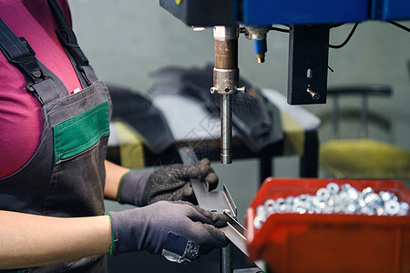 妇女在现代金属工业工作并使用钻头时 因冠状病毒大流行而戴面罩技术员修理人手行业设备工厂电钻钻床学徒生产线图片