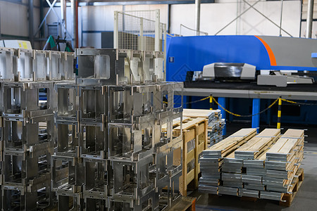 金属和铝加工的第一阶段 CNC 机器加工的产品堆放在大型现代化工厂的托盘上职业生产自动化制造厂技术劳动设施制造业机械师数控背景