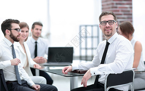 办公服务台专业商业团队的任职情况男人项目人士工作职业会议办公室同事营销合作图片