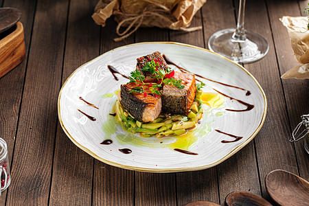 黄瓜和苹果上的美食鲑鱼肉片桌子草药鱼片背景烹饪餐厅午餐盘子食物背景图片