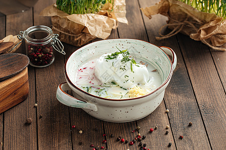 俄罗斯传统冷汤 okroshka和fefir午餐乡村背景餐厅国家美食食物萝卜草药盘子图片