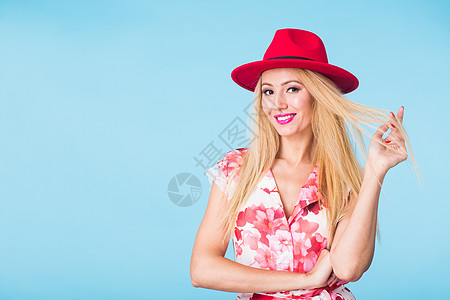 年轻女性时装设计手册模特工作室画像 在蓝背景上女孩蓝色金发女郎头发女士魅力姿势衣服冒充购物图片
