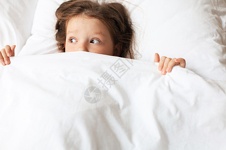 可爱的小女孩醒了 躺在床上婴儿玩具毯子寝具时间枕头就寝小憩卧室女孩图片