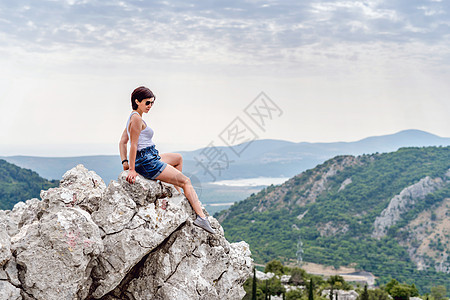 处于山地背景的年轻女性图片