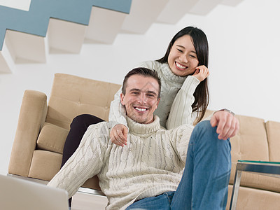 多种族幸福的一对多民族夫妇在家里放松女士快乐妻子奢华拥抱成人沙发男性房间乐趣图片