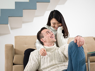 多种族幸福的一对多民族夫妇在家里放松喜悦快乐男人房子拥抱成人微笑房间感情夫妻图片