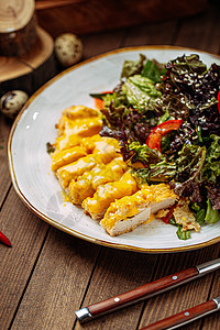 热沙拉加鸡肉和咖喱酱餐厅背景营养午餐食物美食青菜盘子美味图片
