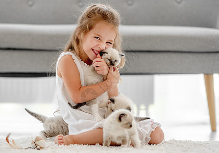 女孩有小猫的破布娃娃友谊幸福布娃娃童年眼睛猫咪哺乳动物宠物女性快乐背景图片