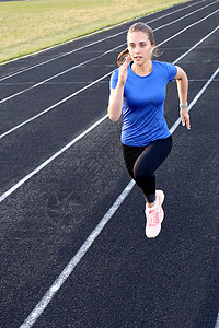 跑在田径上运动赛跑的骑手运动员 她在体育场的心胸训练她竞赛步幅成人赛跑者竞争有氧运动速度紧身衣跑步慢跑图片