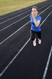 跑在田径上运动赛跑的骑手运动员 她在体育场的心胸训练她车道慢跑慢跑者步伐赛跑者短跑女孩挑战场地竞争图片
