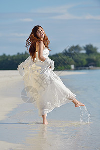海滩上的亚洲新娘裙子蓝色自由天空女士黑发女孩帽子面纱女性图片