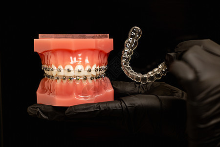 牙套在下巴牙牙上的口罩和牙齿模型医生外科保健化妆品工具护理假牙技术牙医微笑图片